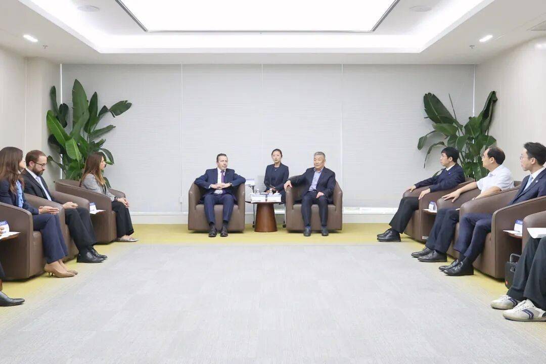 西班牙外交大臣阿尔瓦雷斯访问北航