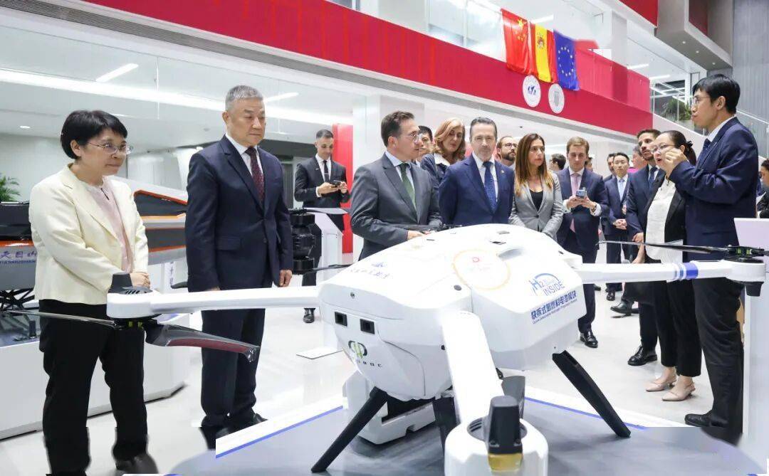 西班牙外交大臣阿尔瓦雷斯访问北航